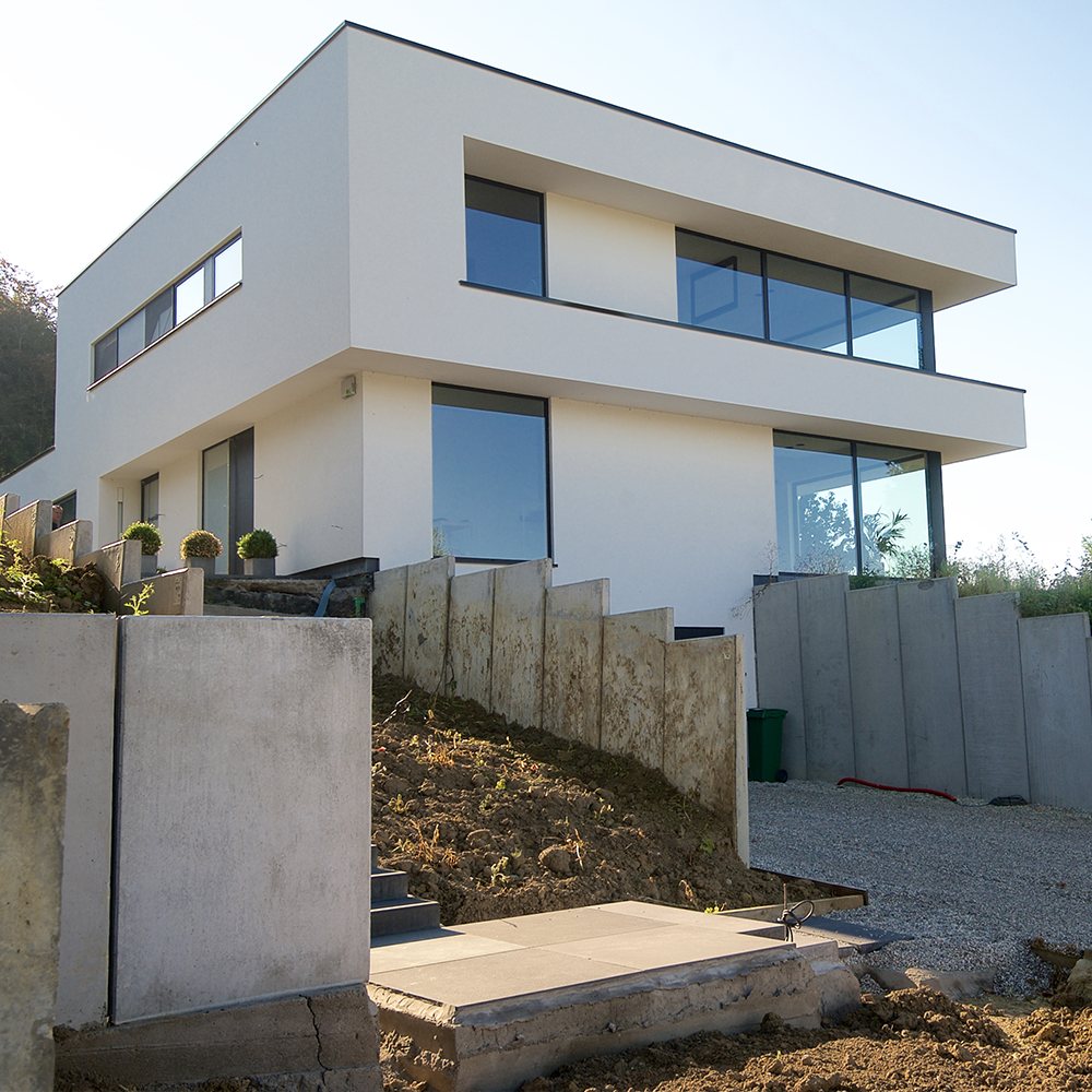 Woning met witte gevel en plat dak