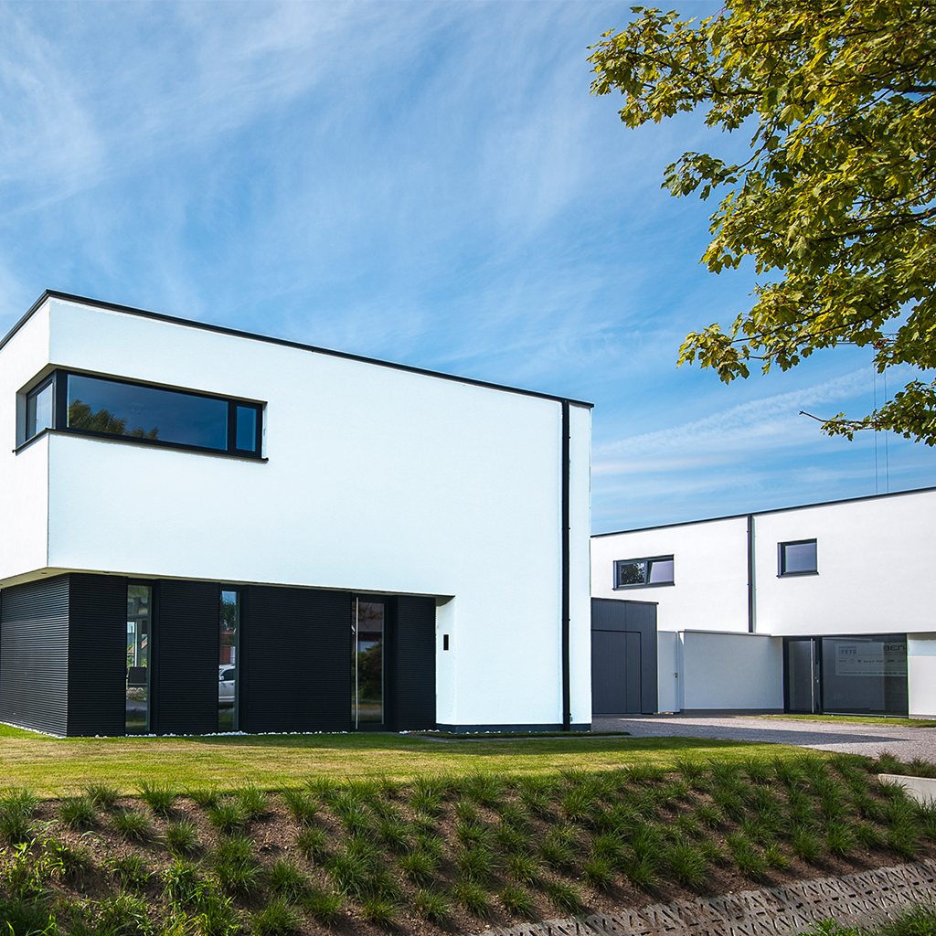 Witte woning met zwarte onderbouw