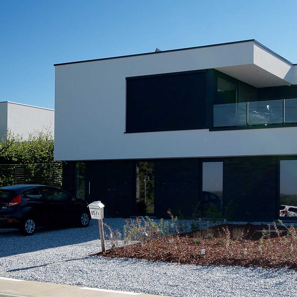 Woning met witte en donkere gevelafwerking