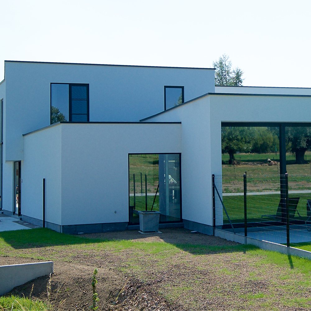 Woning met witte bepleisterde gevel