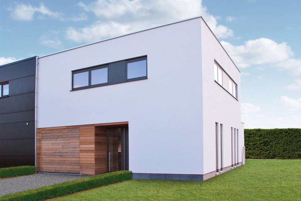 Woning met witte pleisterafwerking